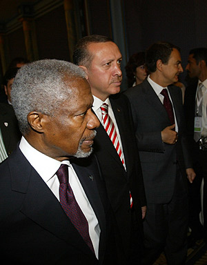 Annan, Erdogan y Zapatero, en la reunin de la Alianza de las Civilizaciones. (Foto: AFP)