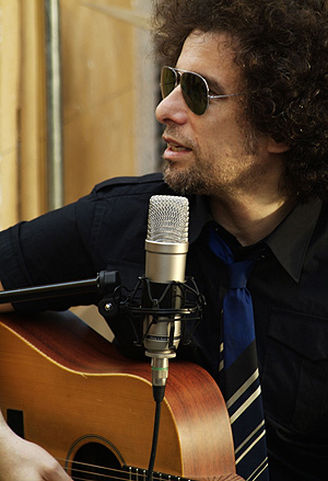El músico argentino en el estudio de grabación. (Foto: DRO)