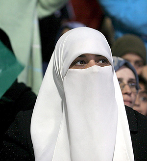 Una mujer palestina en un acto poltico en Cisjordania. (Foto: EFE)