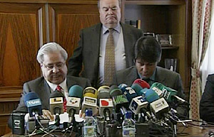 Paco 'El Pocero' (izda.) y su hijo, durante la rueda de prensa. (Foto: CNN+)