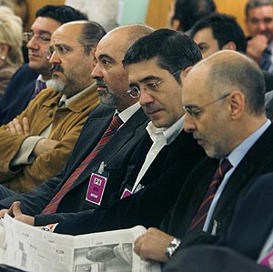 El secretario general del PSE, Patxi López (segundo por la derecha), entre los espectadores de la vista. (Foto: EFE)