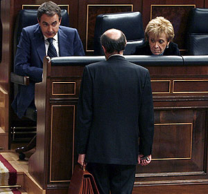 Zapatero conversa con De la Vega y Rubalcaba en el Congreso. (Foto: EFE)