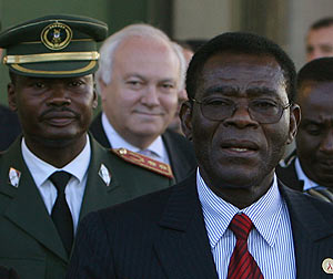 Teodoro Obiang, ayer, con Miguel Ángel Moratinos al fondo. (Foto: AFP)