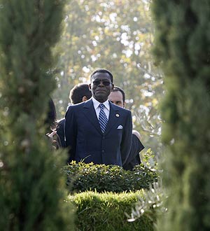 Teodoro Obiang, en el Bosque de los Ausentes del Parque del Retiro de Madrid. (Foto: EFE)