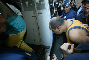 Unos de los detenidos entran a un vehculo policial. (Foto: Domnec Umbert)