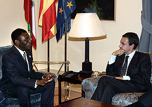 Zapatero y Obiang conversan en Moncloa. (Foto: EFE)