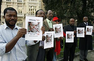 Integrantes de la plataforma Demócratas por el Cambio (DECAM ) protestan ante al Congreso por la visita de Obiang a nuestro país. (Foto: EFE)