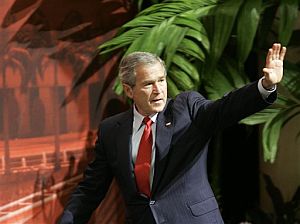 Bush saluda a la audiencia durante su conferencia en Singapur. (Foto: AP)