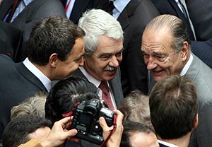 Chirac, Maragall y Zapatero, juntos en Girona. (Foto: AFP)