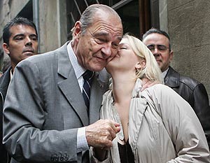 Una joven besa a Chirac en Girona. (Foto: AP)