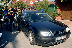 Mayte Zaldívar, en el coche en el que fue trasladada después de ser detenida. (Foto: EFE)
