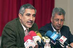 Gaspar Llamazares, junto al alcalde de Seseña, durante la rueda de prensa. (Foto: EFE)