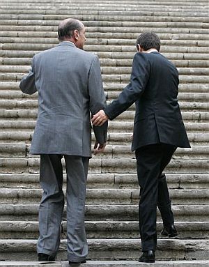 Chirac (izda.) y Zapatero, en Girona. (Foto: AFP)