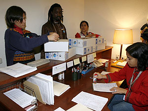 Algunos representantes de la campaa haciendo la entrega de las firmas. (Foto: EFE)