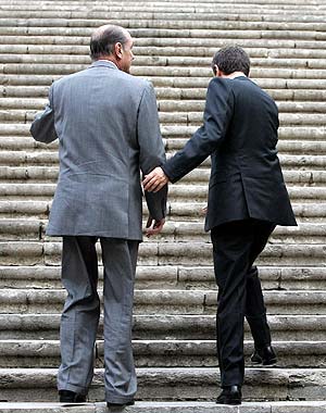 Chirac y Zapatero, ambos de espaldas, este jueves en Girona. (Foto: AP)