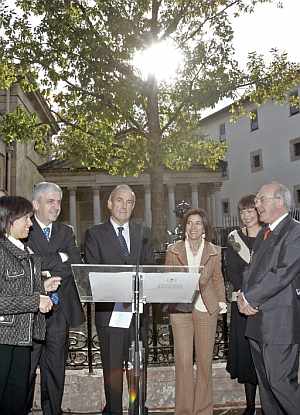 Los ex lehendakaris Carlos Garaikoetxea (3i) y Jos Antonio Ardanza (d), junto a la presidenta del Parlamento Vasco, Izaskun Bilbao (3d), durante el encuentro de electos vascos en Guernica. (Foto: EFE)