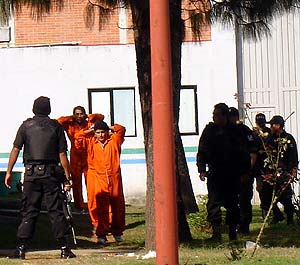 Dos de los rehenes liberados el viernes por los presos amotinados. (Foto: EFE)