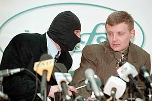Litvinenko (dcha.) y otro compaero sin identificar en una imagen de 1998. (Foto: EFE)