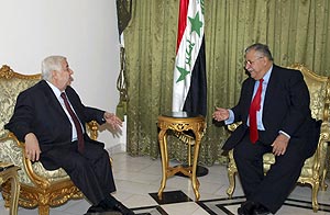 El presidente iraqu, con el ministro de Exteriores sirio. (Foto: REUTERS)