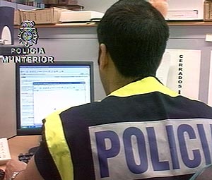 Un agente de Polica, registrando archivos. (Foto: EFE) Vea el vdeo