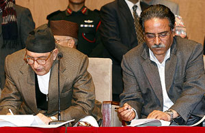 El primer ministro nepal, Girija Prasad Koirala, y el lder maoista Prachanda, firma el acuerdo. (Foto: REUTERS)