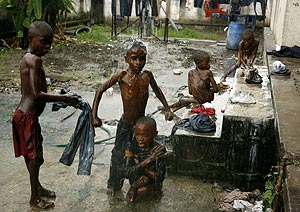 Unos nios afectados por la polio se baan en Kinshasa, Congo. (Foto: REUTERS)