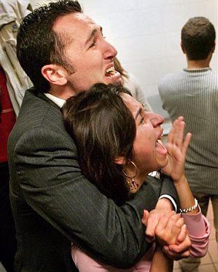 Dos seguidores de Gemayel lloran al conocer la noticia. (Foto: AP)