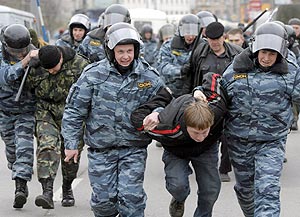 Policas rusos detienen a un miembro del movimiento nacionalista durante la celebracin del Da de la Unidad del Pueblo en Mosc. (Foto: EFE)