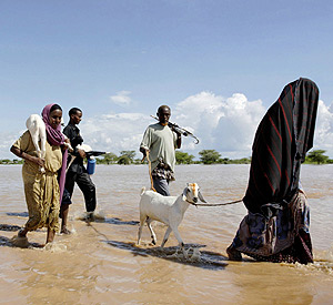 Una familia keniana atraviesa una zona inundada. (AFP)