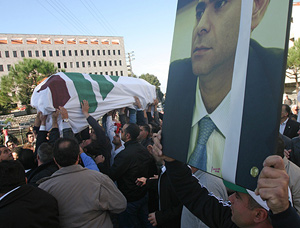 Seguidores de Gemayel le dan una ltima despedida en Bekfaya. (Foto: REUTERS)