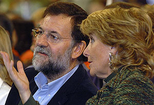 Mariano Rajoy con Esperanza Aguirre. (Foto: EFE/ Manuel H. de Len)