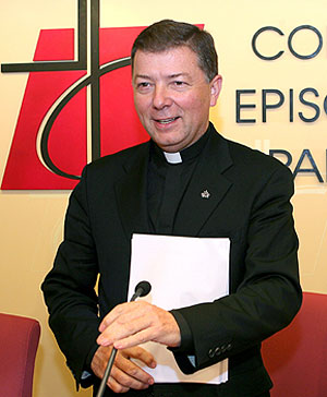 El portavoz de la Conferencia Episcopal, Martínez Camino, ha presentado el documento. (Foto: EFE)