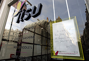 Un cartel informa del cierre temporal del 'Sushi bar' donde se ha hallado radiacin. (Foto: AP)