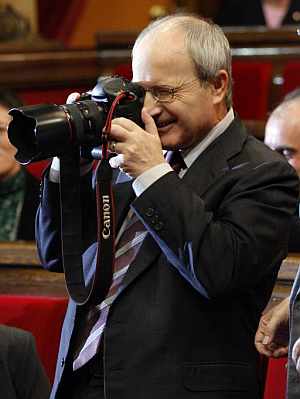 Montilla fotografía a la prensa antes de iniciarse la sesión de investidura. (Foto: EFE)