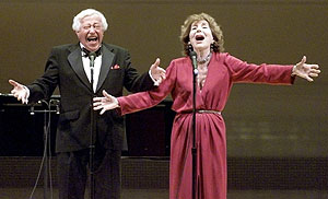 Betty Comden (dcha.) y Adolph Green, en una imagen de 2000. (Foto: REUTERS)