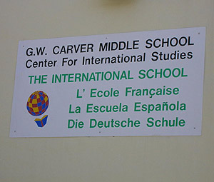 Cartel de la escuela de Miami donde trabaja la profesora Emma Arias. (Foto: Emma Arias)