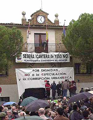 Concentracin frente del Ayuntamiento de la localidad toledana de Sesea. (Foto: EFE)