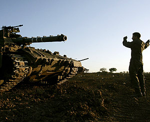 Un soldado israel hace indicaciones a un tanque tras abandonar la Franja de Gaza. (Foto: AP)