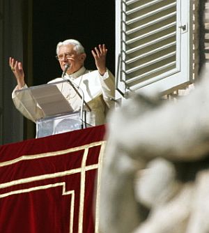 El Papa, durante el rezo del Angelus. (Foto: AFP)