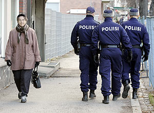 Policas vigilan los alrededores de la conferencia ministerial Euromediterrnea. (Foto: EFE)