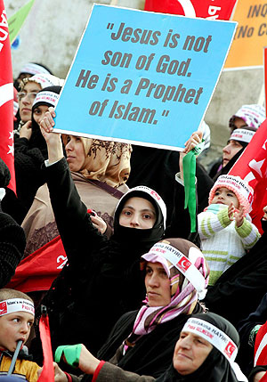 Una mujer musulmana sostiene un cartel en el que se puede leer "Jess no es hijo de Dios. Es un profeta del Islam", en un acto de protesta contra la visita del Papa. (Foto: EFE)