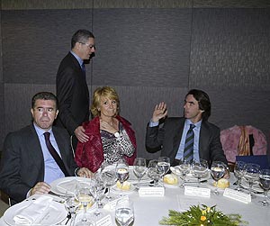Alberto Ruiz Gallardn saluda a Esperanza Aguirre y a Jos Mara Aznar, durante el acto en Madrid. (Foto: Kike Para)