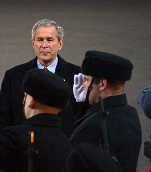 Bush recibe una bienvenida a Tallinn. (Foto: AFP)