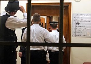 Policas registran un inmueble durante la investigacin por la muerte de Litvinenko. (Foto: AP)