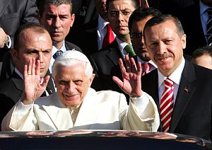 Benedicto XVI, junto a Erdogan, en el aeropuerto de Ankara. (Foto: AFP)