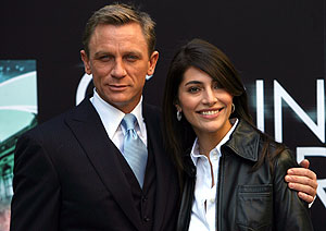 Daniel Craig y su compañera de reparto Caterina Murino, durante la presentación de la película en Madrid. (Foto: AFP)