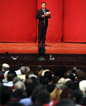 Un locutor lee el comunicado de Castro en el teatro Carlos Marx. (Foto: REUTERS)
