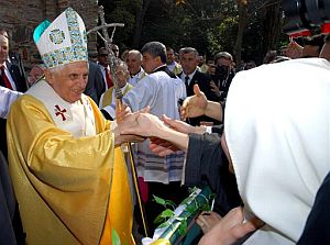 El Papa saluda a sus feligreses durante la homilía. (Foto: REUTERS)