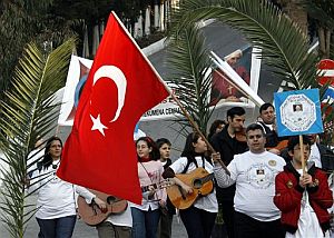Un grupo de feligreses turcos porta pancartas de Benedicto XVI. (Foto: AP)