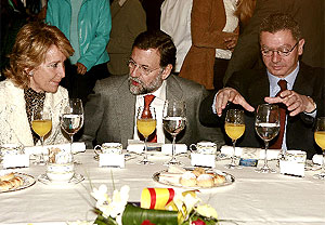 Aguirre, Rajoy y Gallardn, durante un desayuno el martes. (Foto: EFE)